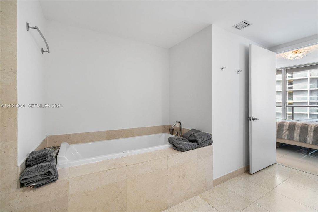 Activo con contrato: $4,300 (2 camas, 2 baños, 1327 Pies cuadrados)