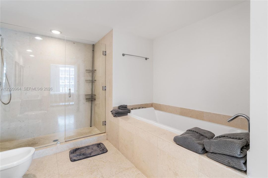 Activo con contrato: $4,300 (2 camas, 2 baños, 1327 Pies cuadrados)