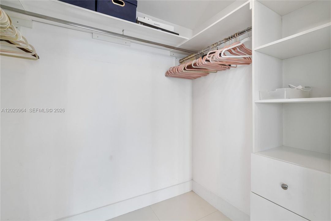 Activo con contrato: $4,300 (2 camas, 2 baños, 1327 Pies cuadrados)