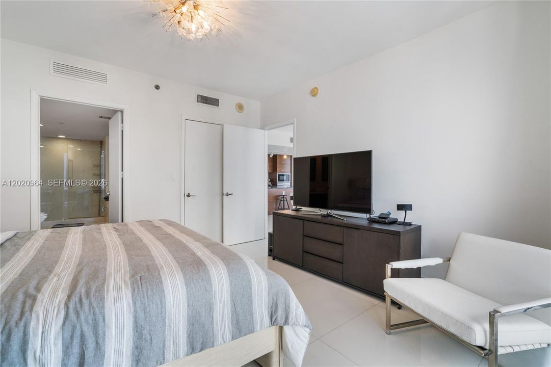 Activo con contrato: $4,300 (2 camas, 2 baños, 1327 Pies cuadrados)