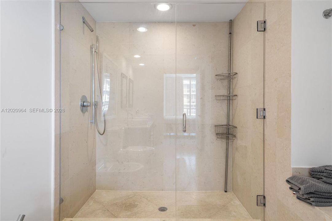 Activo con contrato: $4,300 (2 camas, 2 baños, 1327 Pies cuadrados)