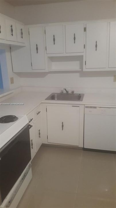 For Sale: $149,900 (1 beds, 1 baths, 695 Square Feet)