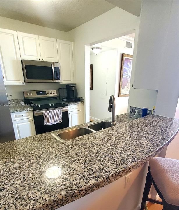 For Sale: $440,000 (2 beds, 2 baths, 1046 Square Feet)