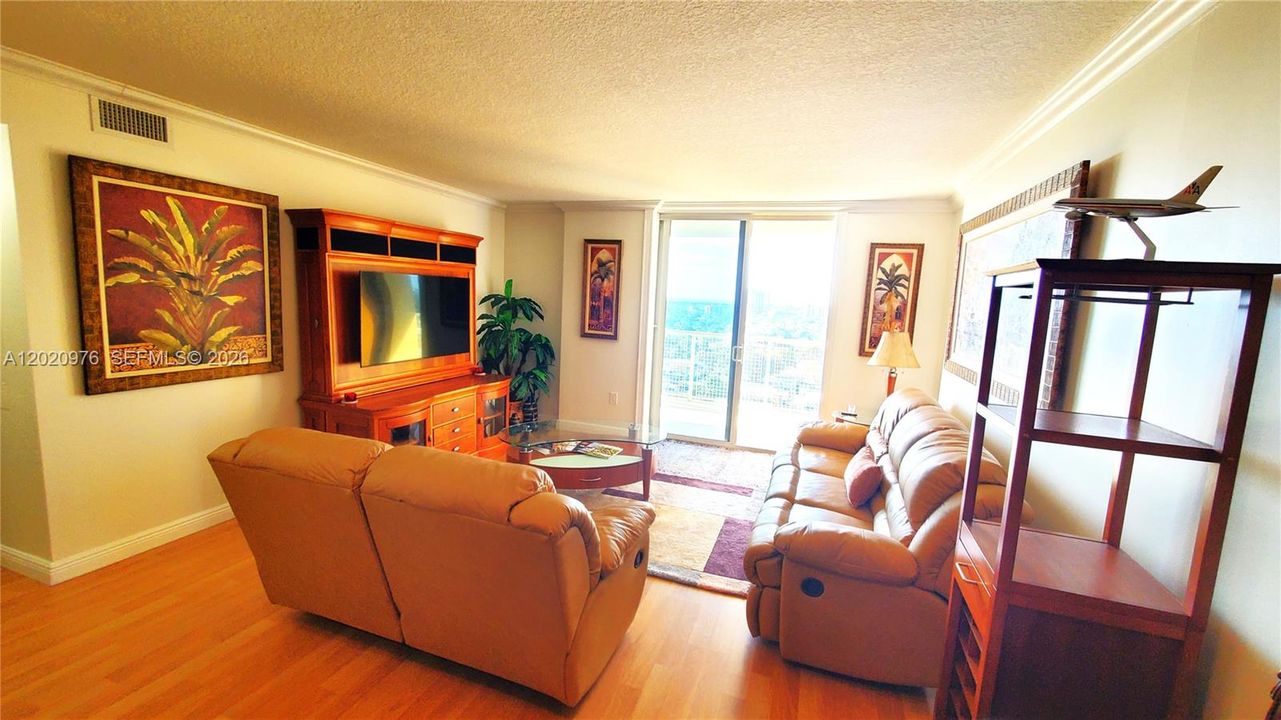 For Sale: $440,000 (2 beds, 2 baths, 1046 Square Feet)