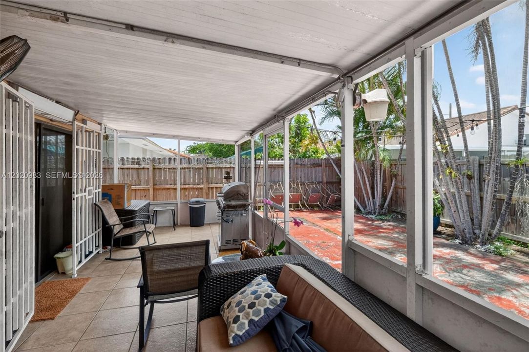 Под контрактом: $399,000 (2 спален, 2 ванн, 876 Квадратных фут)
