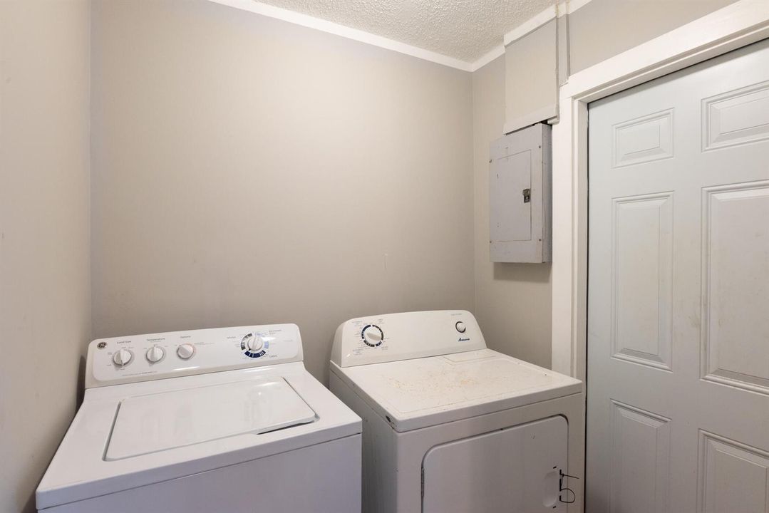 © Clark-1218 Giller Ave-004