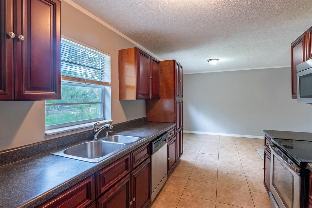 © Clark-1218 Giller Ave-005
