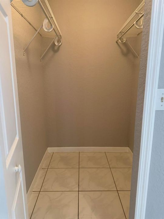WALK IN CLOSET