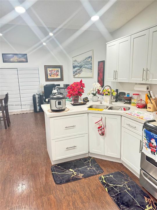 For Sale: $529,900 (3 beds, 2 baths, 1319 Square Feet)