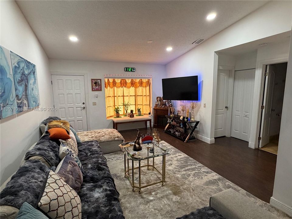 For Sale: $529,900 (3 beds, 2 baths, 1319 Square Feet)