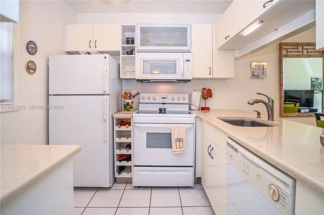For Sale: $99,900 (1 beds, 1 baths, 684 Square Feet)