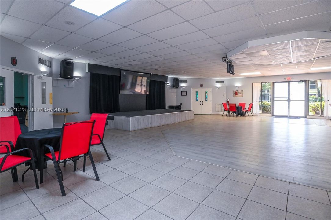 For Sale: $99,900 (1 beds, 1 baths, 684 Square Feet)