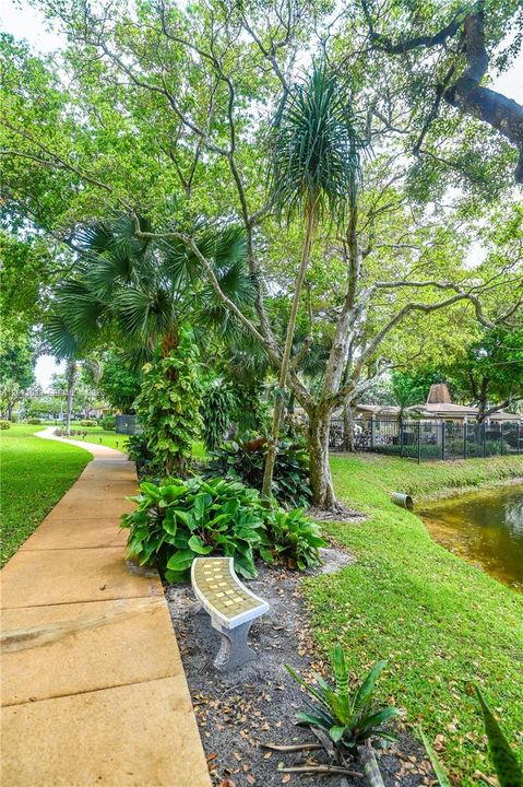 For Sale: $99,900 (1 beds, 1 baths, 684 Square Feet)