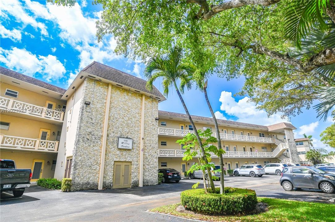 For Sale: $99,900 (1 beds, 1 baths, 684 Square Feet)