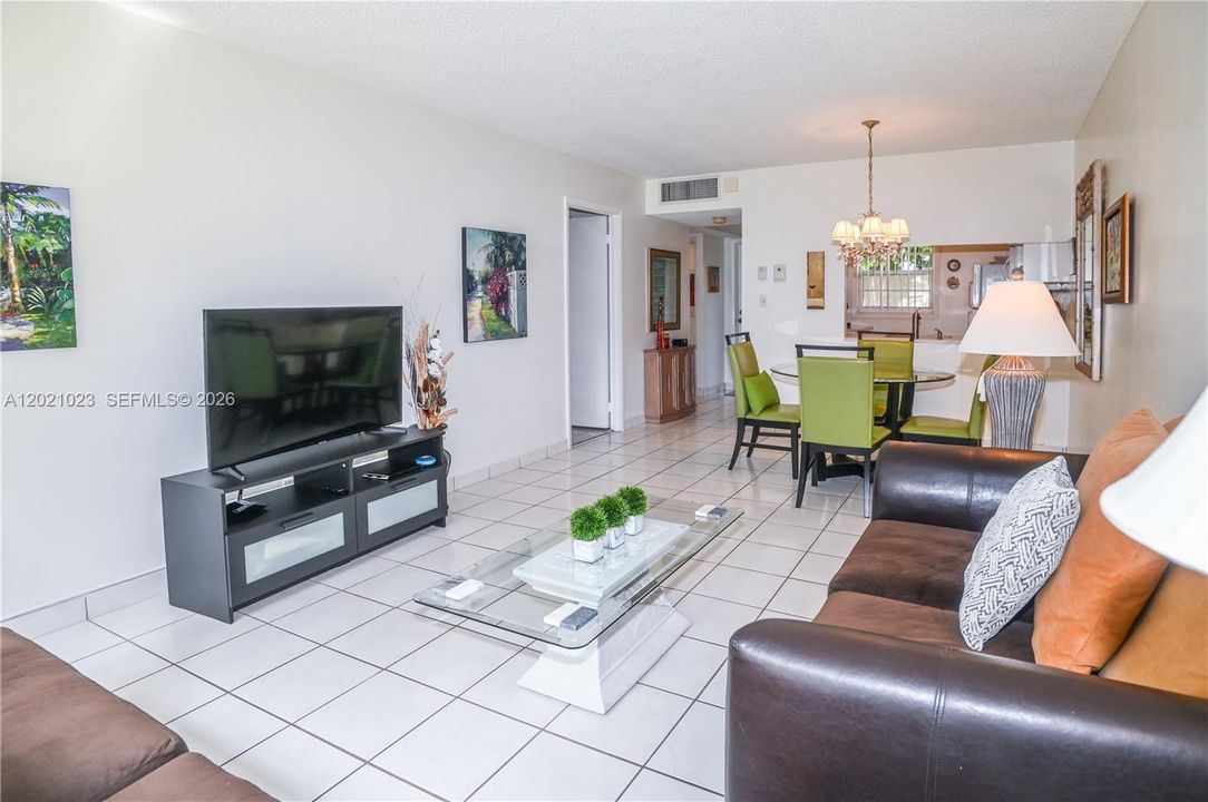 For Sale: $99,900 (1 beds, 1 baths, 684 Square Feet)