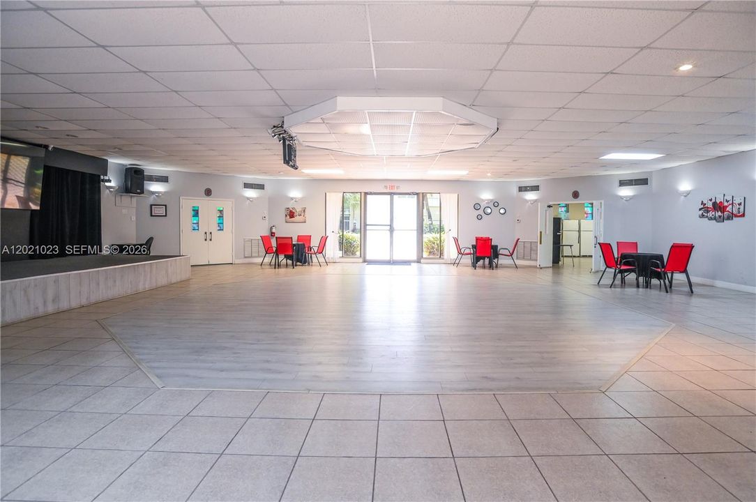 For Sale: $99,900 (1 beds, 1 baths, 684 Square Feet)