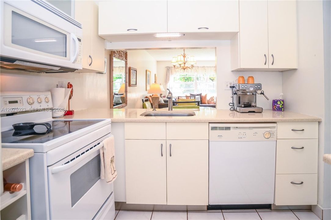 For Sale: $99,900 (1 beds, 1 baths, 684 Square Feet)