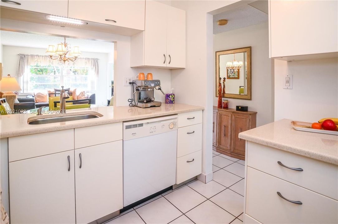 For Sale: $99,900 (1 beds, 1 baths, 684 Square Feet)