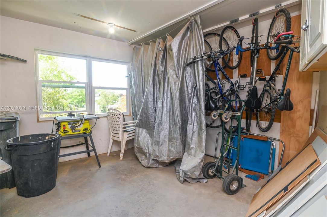For Sale: $99,900 (1 beds, 1 baths, 684 Square Feet)
