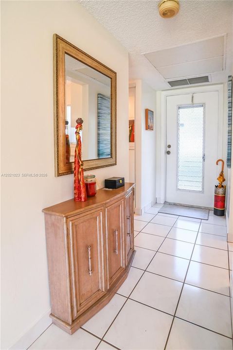 For Sale: $99,900 (1 beds, 1 baths, 684 Square Feet)