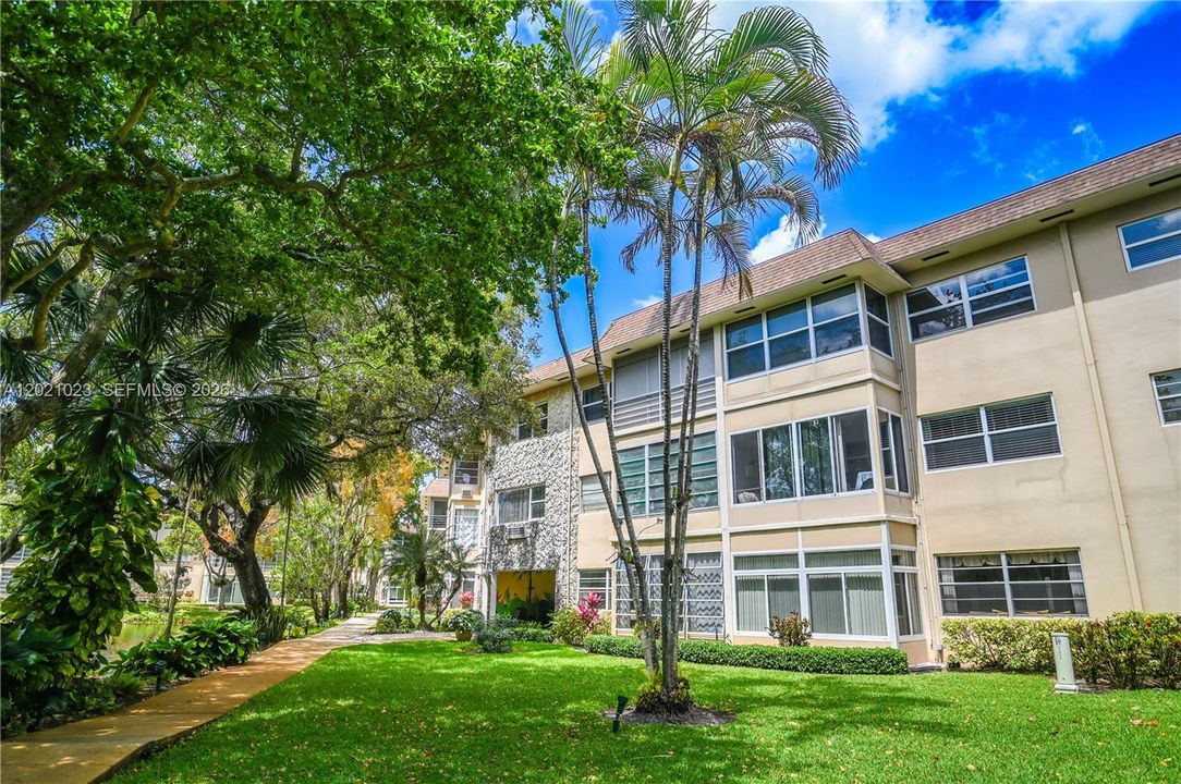 For Sale: $99,900 (1 beds, 1 baths, 684 Square Feet)