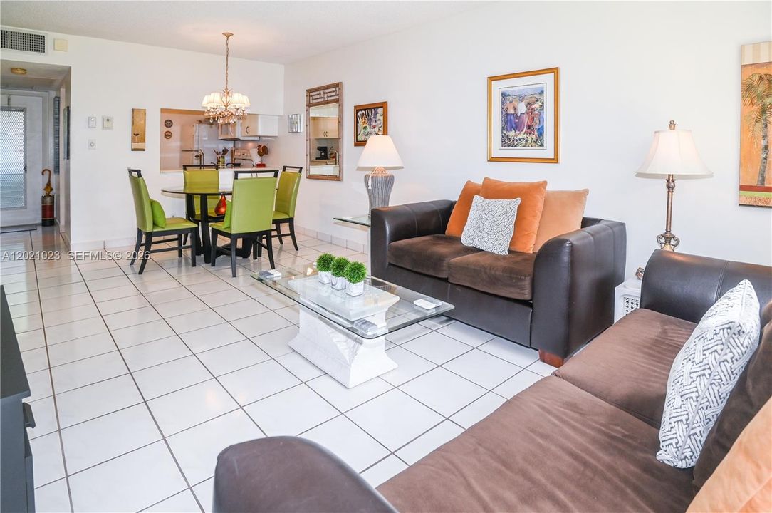 For Sale: $99,900 (1 beds, 1 baths, 684 Square Feet)