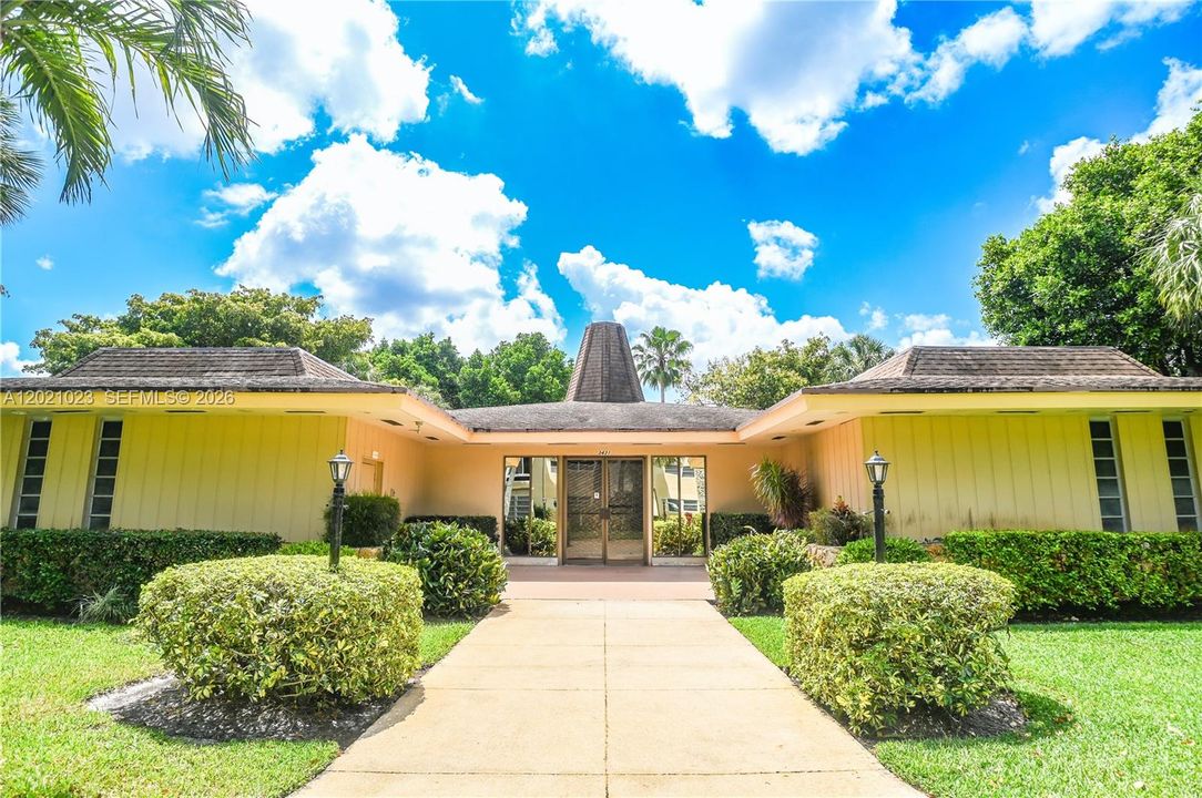 For Sale: $99,900 (1 beds, 1 baths, 684 Square Feet)