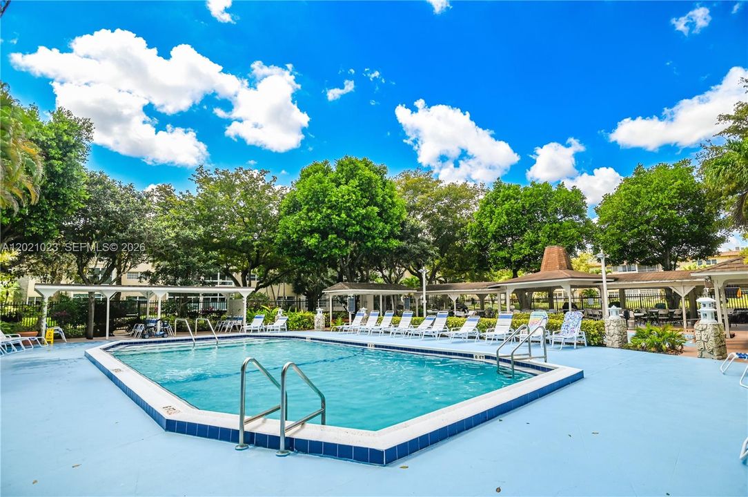 For Sale: $99,900 (1 beds, 1 baths, 684 Square Feet)