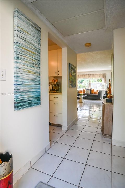 For Sale: $99,900 (1 beds, 1 baths, 684 Square Feet)