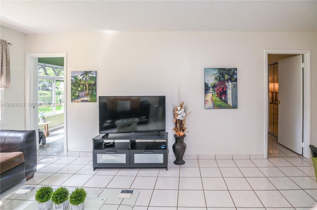 For Sale: $99,900 (1 beds, 1 baths, 684 Square Feet)