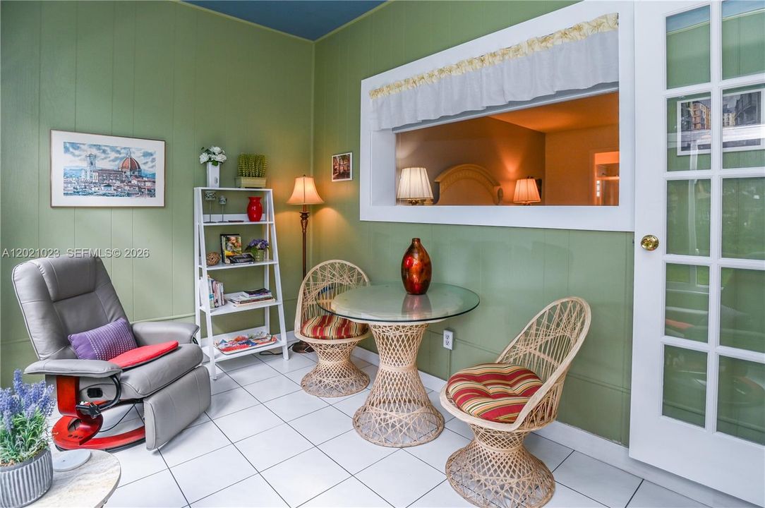 For Sale: $99,900 (1 beds, 1 baths, 684 Square Feet)