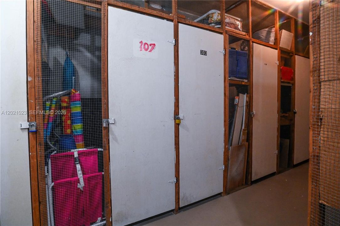 For Sale: $99,900 (1 beds, 1 baths, 684 Square Feet)