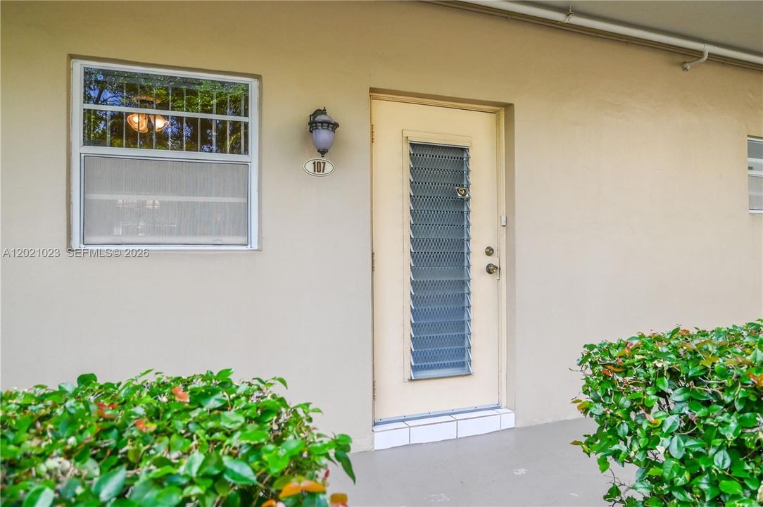 For Sale: $99,900 (1 beds, 1 baths, 684 Square Feet)