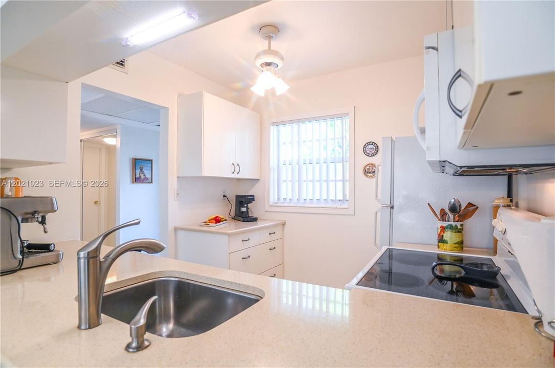For Sale: $99,900 (1 beds, 1 baths, 684 Square Feet)