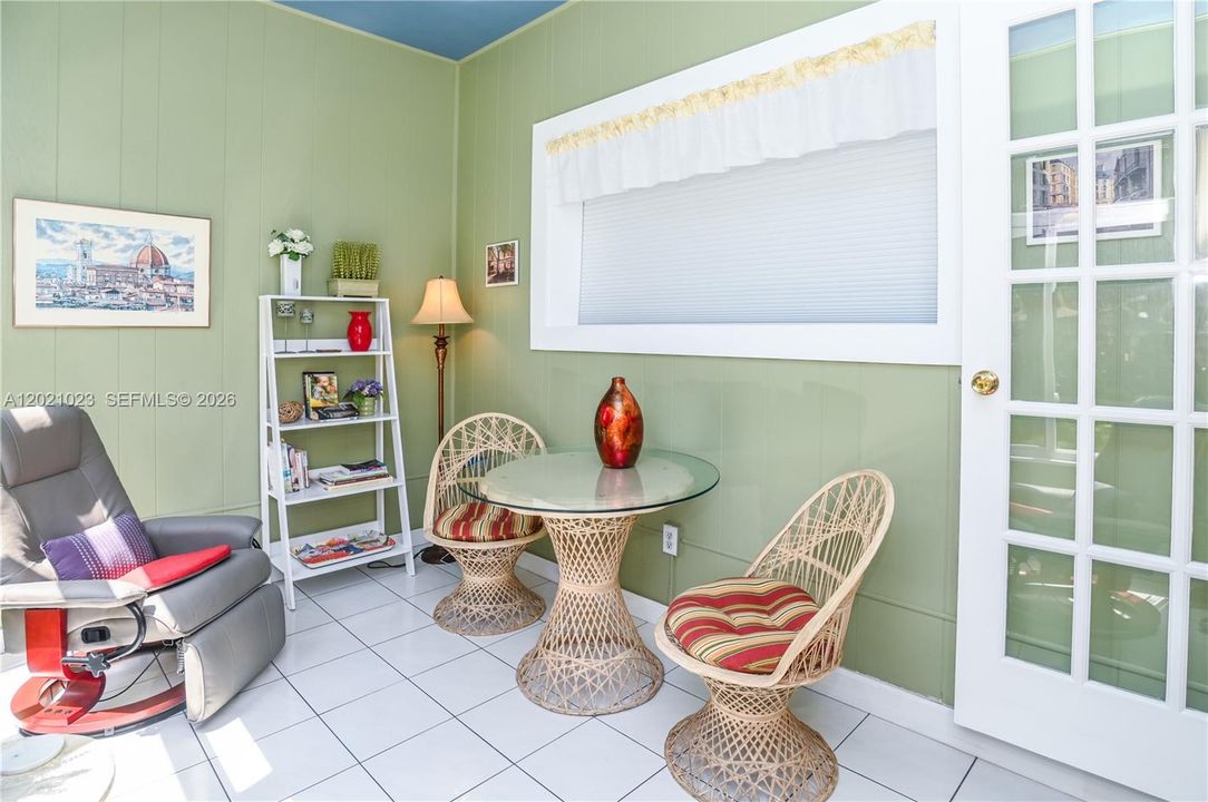 For Sale: $99,900 (1 beds, 1 baths, 684 Square Feet)