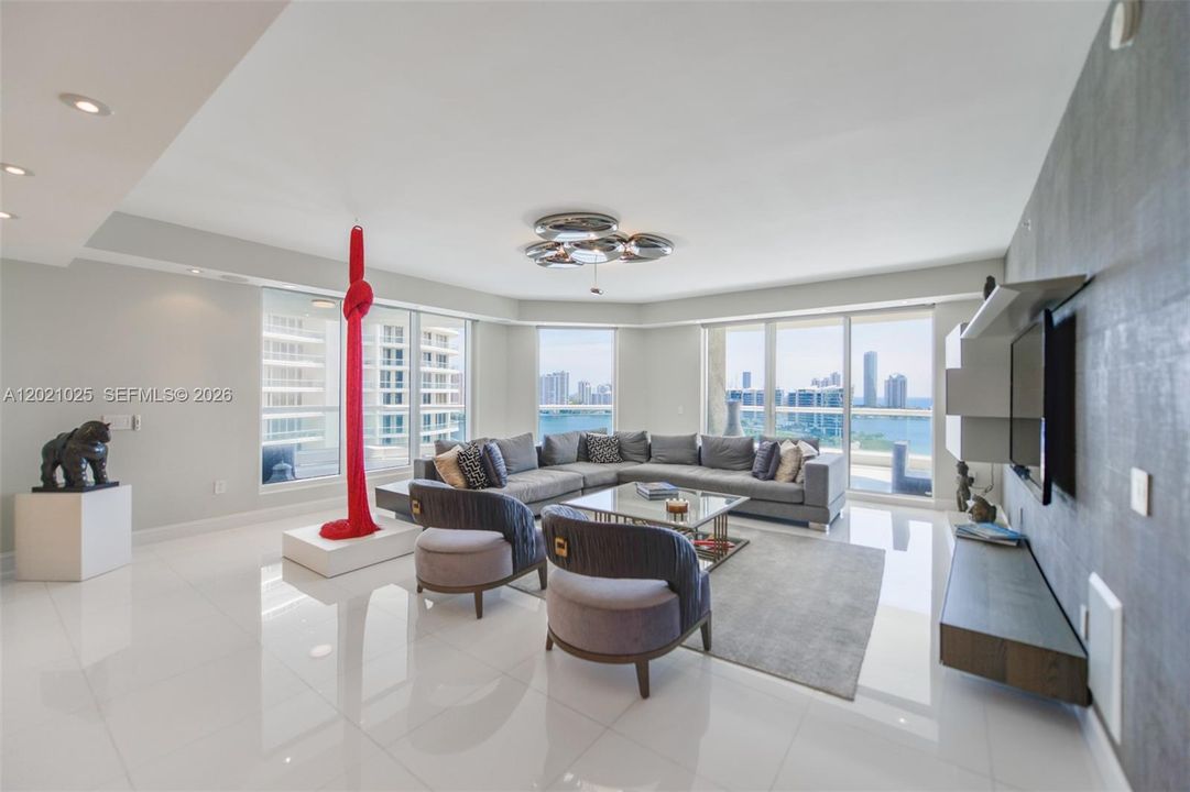 For Rent: $25,000 (5 beds, 5 baths, 4109 Square Feet)