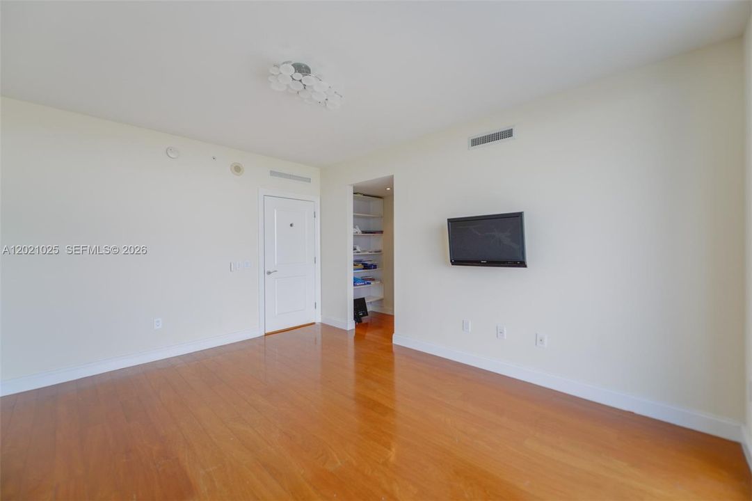 For Rent: $25,000 (5 beds, 5 baths, 4109 Square Feet)
