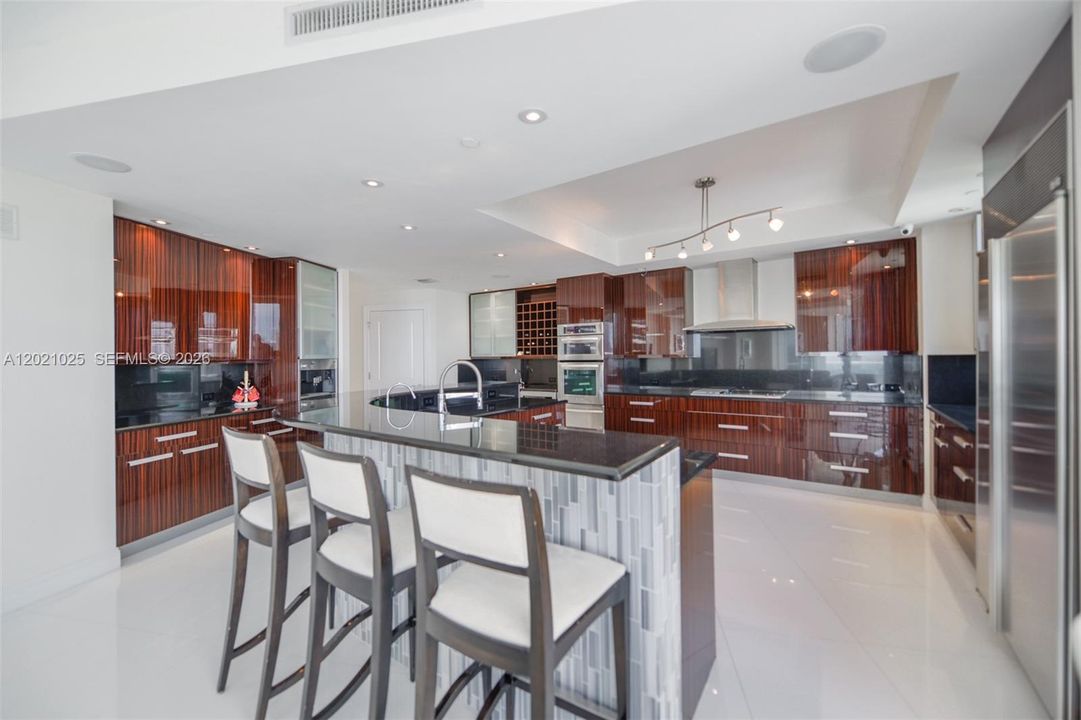 For Rent: $25,000 (5 beds, 5 baths, 4109 Square Feet)