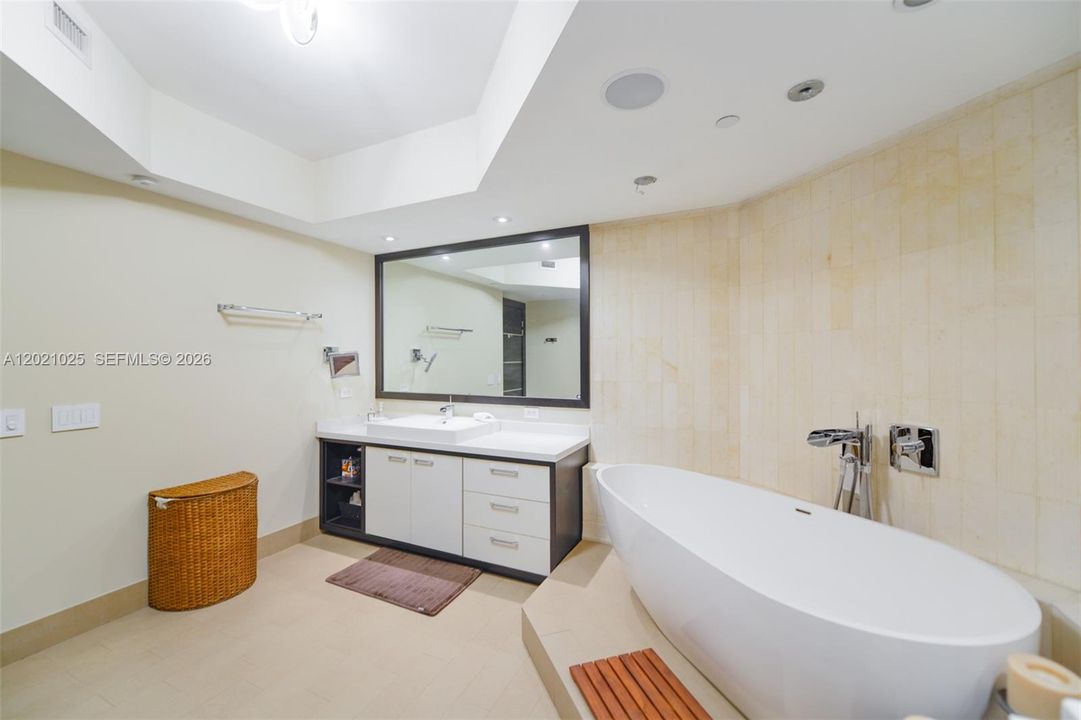 For Rent: $25,000 (5 beds, 5 baths, 4109 Square Feet)