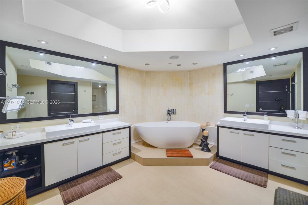 For Rent: $25,000 (5 beds, 5 baths, 4109 Square Feet)