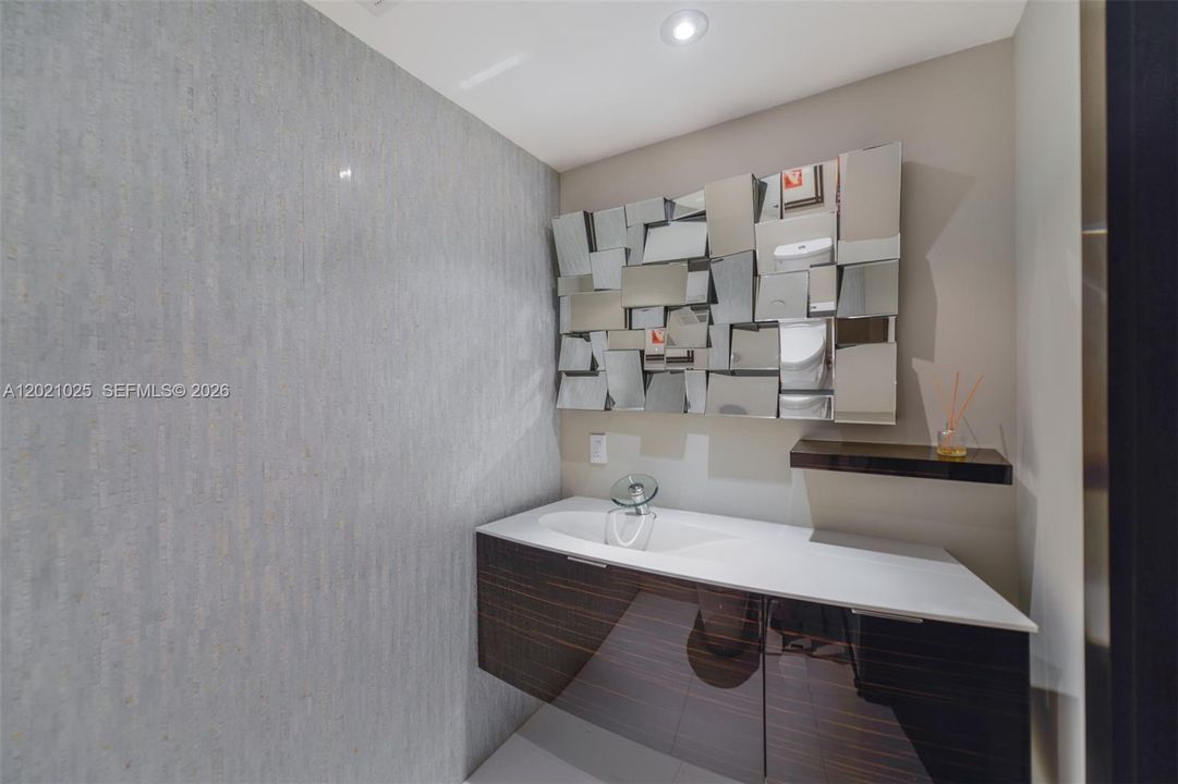 For Rent: $25,000 (5 beds, 5 baths, 4109 Square Feet)