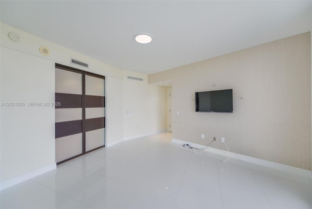 For Rent: $25,000 (5 beds, 5 baths, 4109 Square Feet)