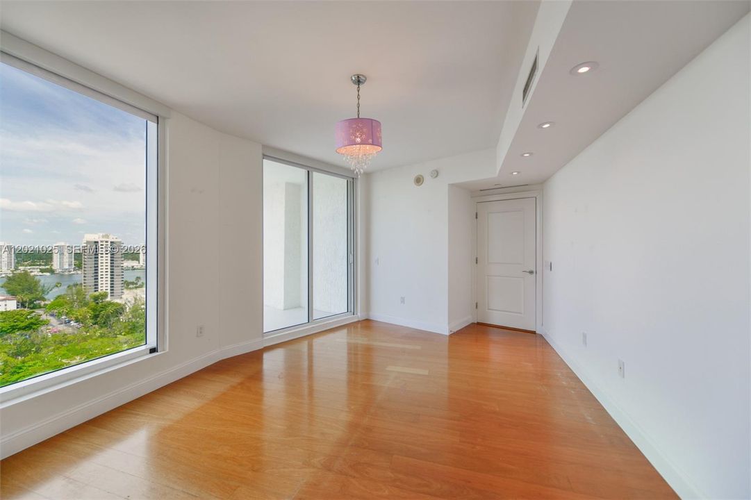 For Rent: $25,000 (5 beds, 5 baths, 4109 Square Feet)