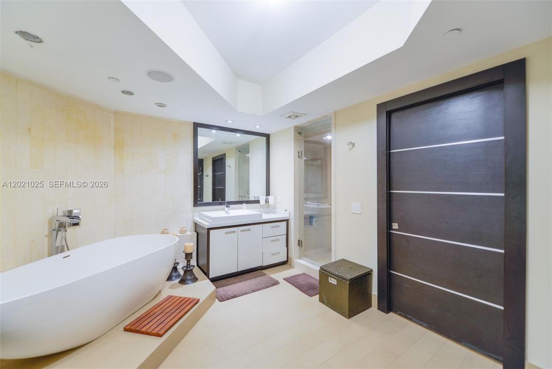 For Rent: $25,000 (5 beds, 5 baths, 4109 Square Feet)