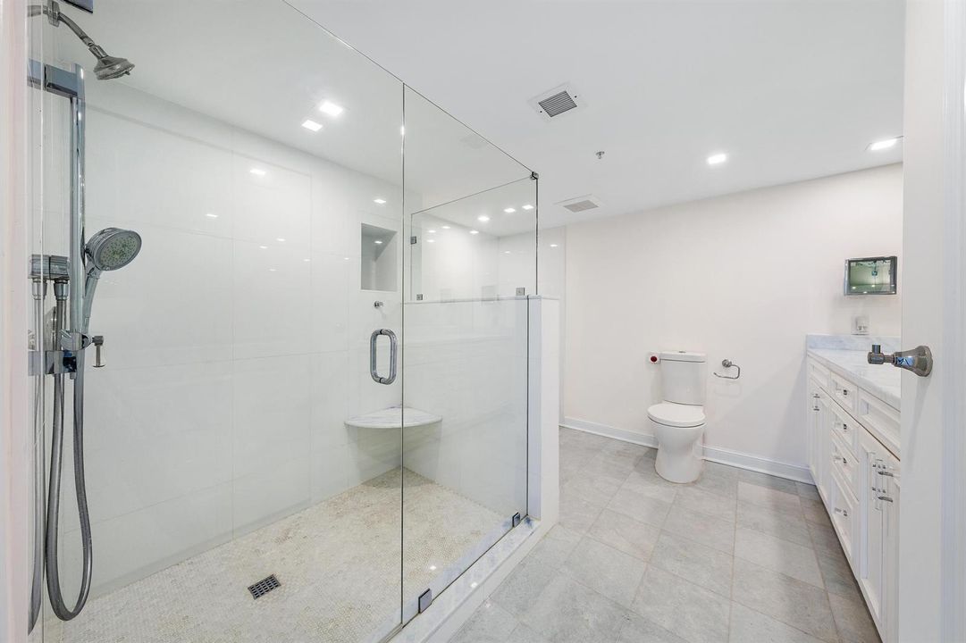 PRINCIPAL BATHROOM