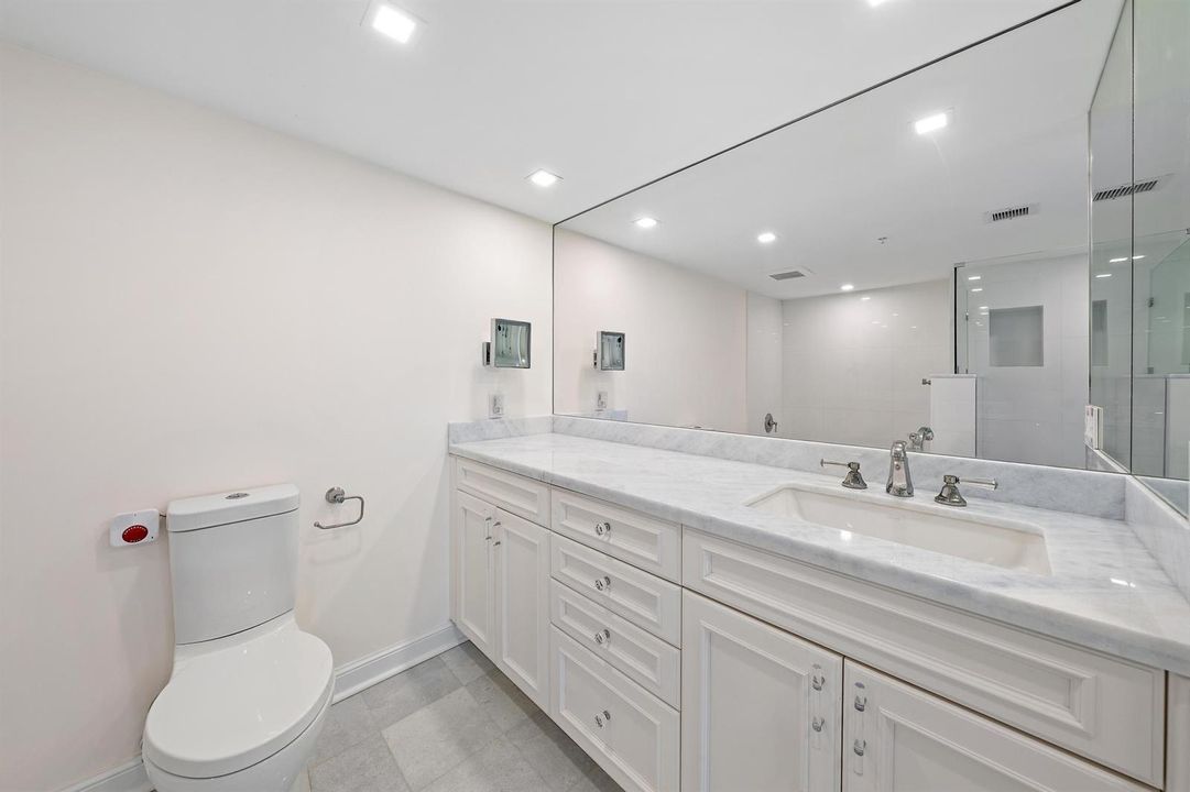 PRINCIPAL BATHROOM DOUBLE SINK