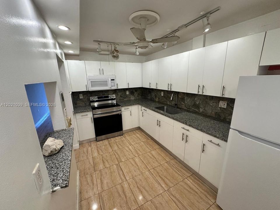 На продажу: $159,900 (1 спален, 1 ванн, 875 Квадратных фут)