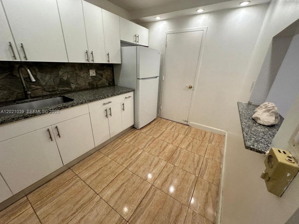 На продажу: $159,900 (1 спален, 1 ванн, 875 Квадратных фут)