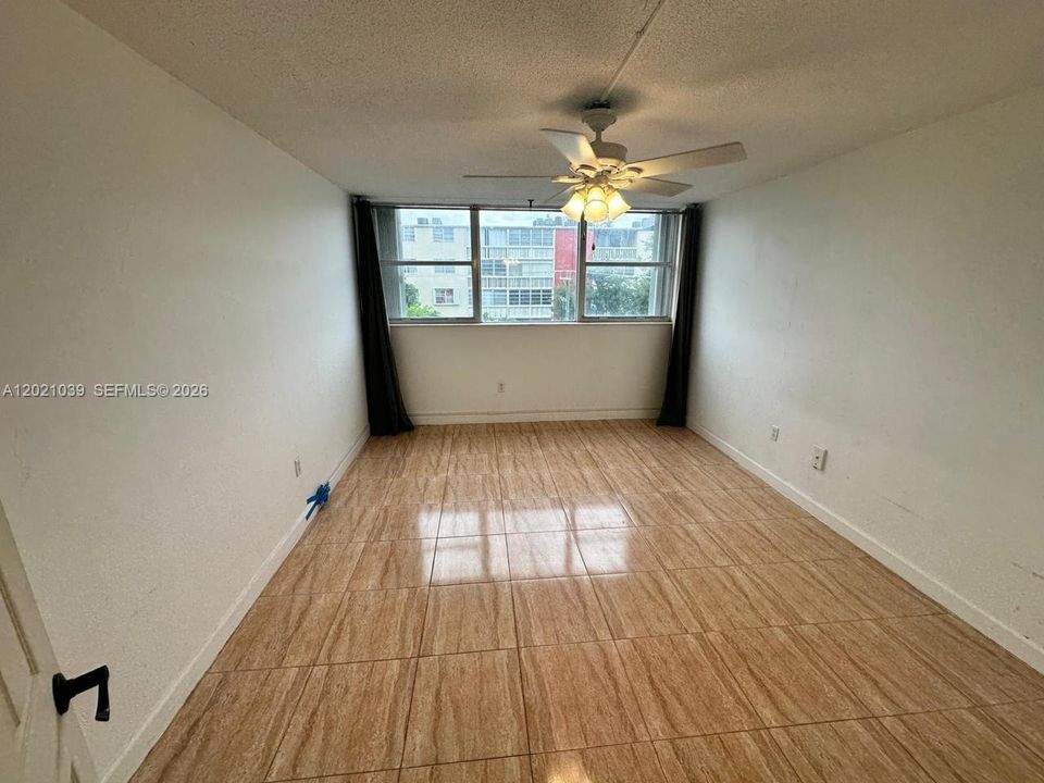 На продажу: $159,900 (1 спален, 1 ванн, 875 Квадратных фут)