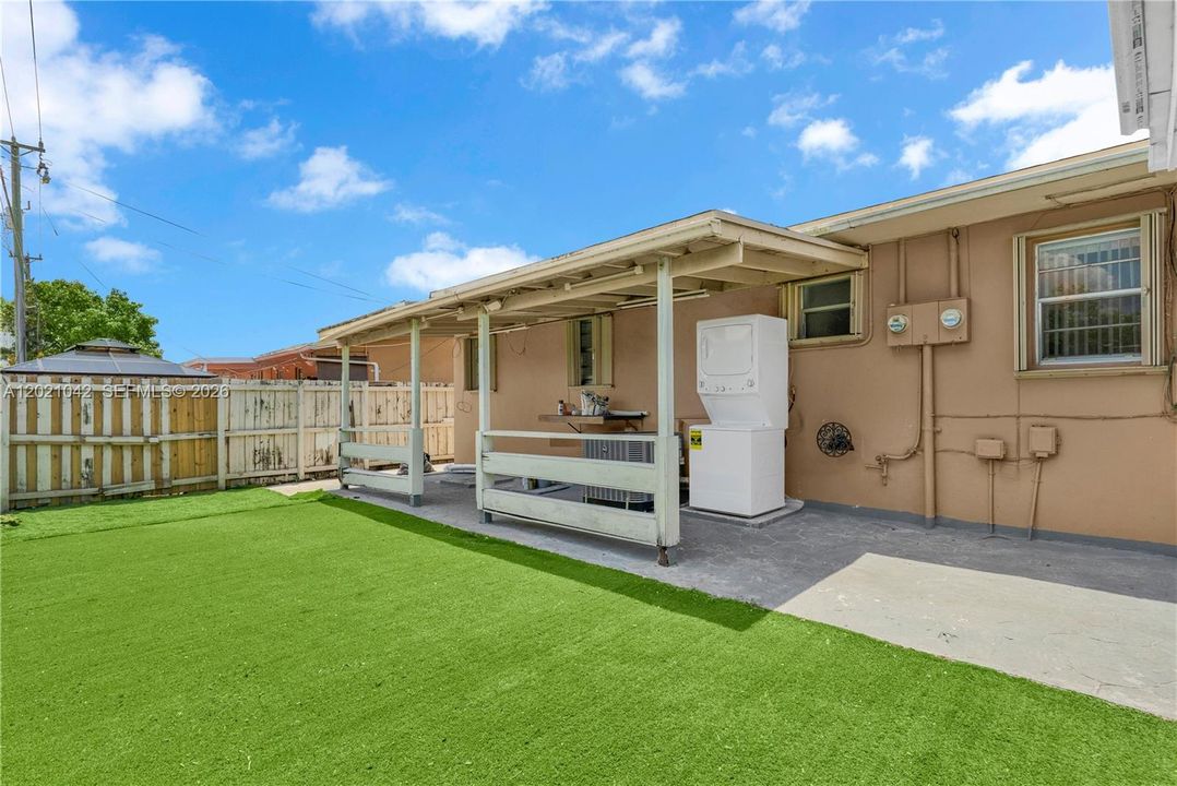 Recently Rented: $3,000 (3 beds, 2 baths, 1929 Square Feet)